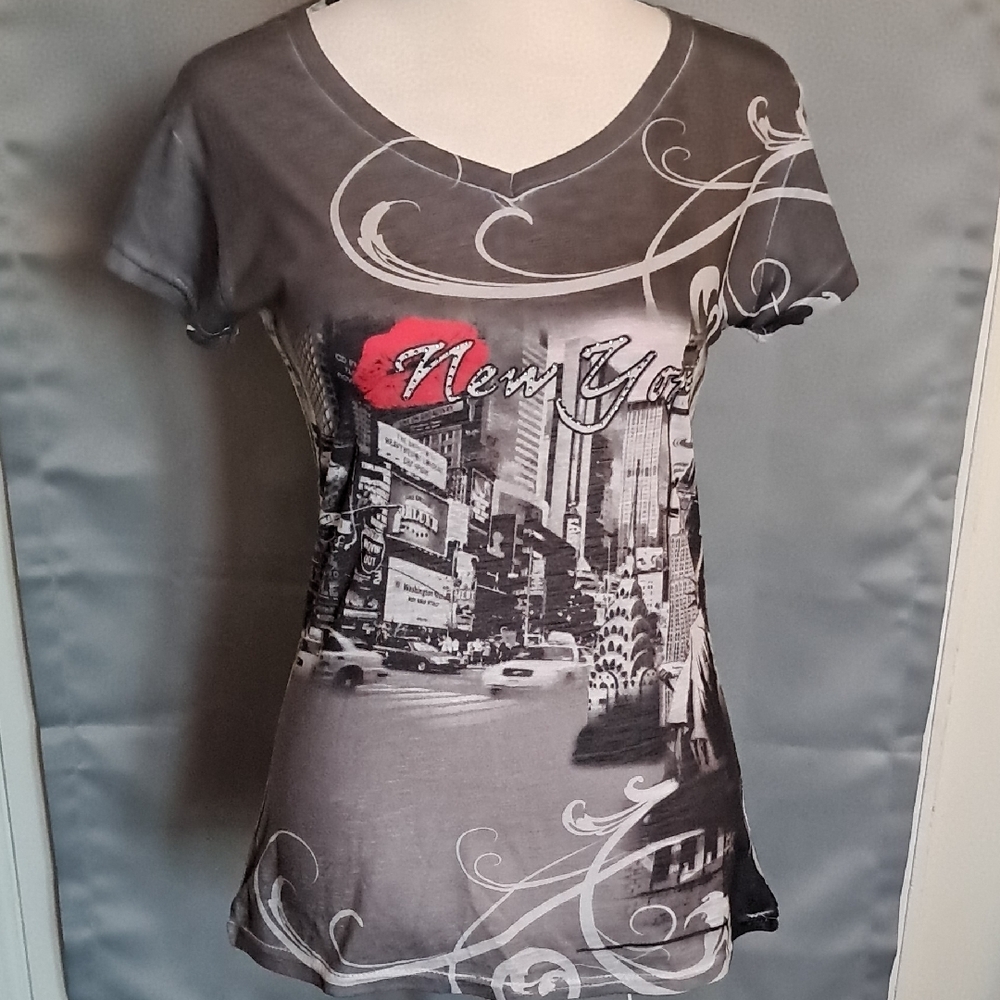 TRUE ROCK Red and Gray Fitted Graphic Tee